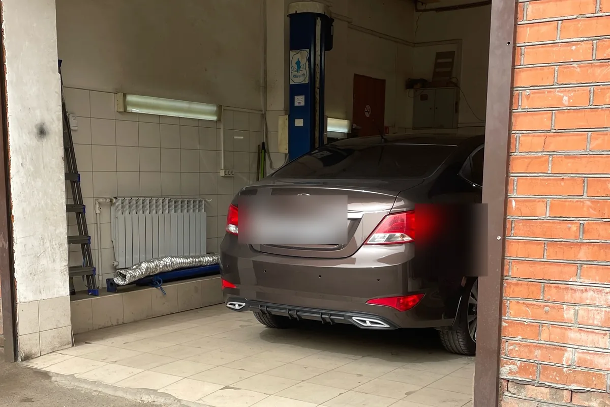 Hyundai Solaris 1 в боксе сервиса после замены сайлентблоков