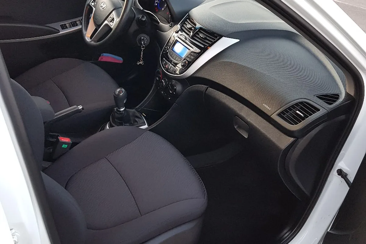 Передние сиденья и панель Hyundai Solaris 1
