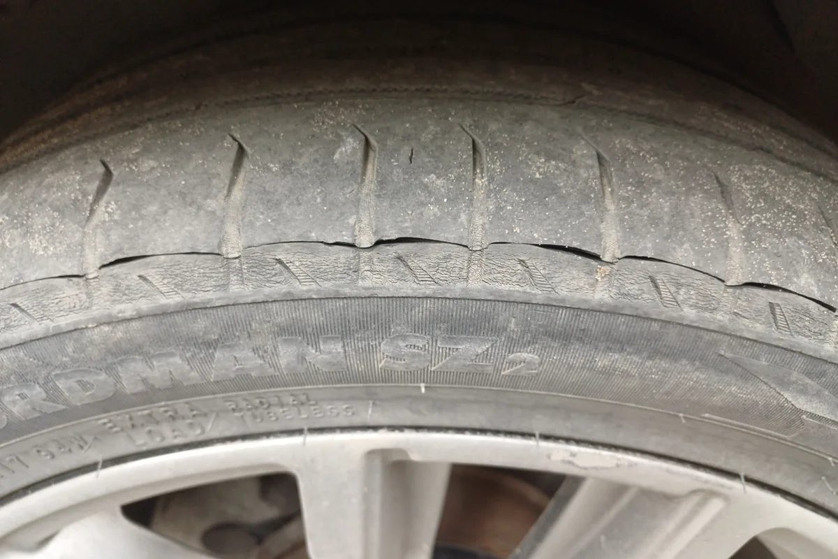 Трещины на боковине летней шины 225/45 R17