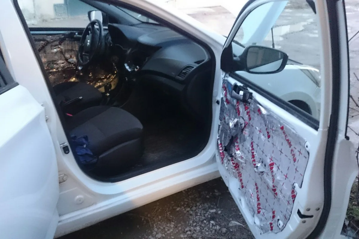 Дверь Hyundai Solaris 1 со снятой обшивкой