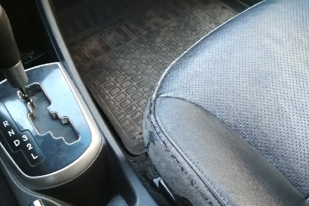 Облезшая кожа водительского сиденья Hyundai Solaris