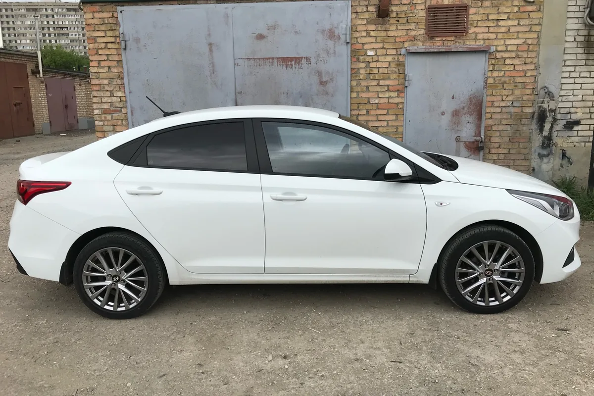 Белый Hyundai Solaris 2 седан в профиль на 17-дюймовых дисках