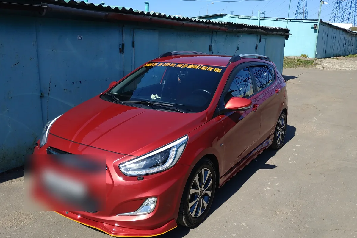 Красный Hyundai Solaris 1 хэтчбек рестайлинг