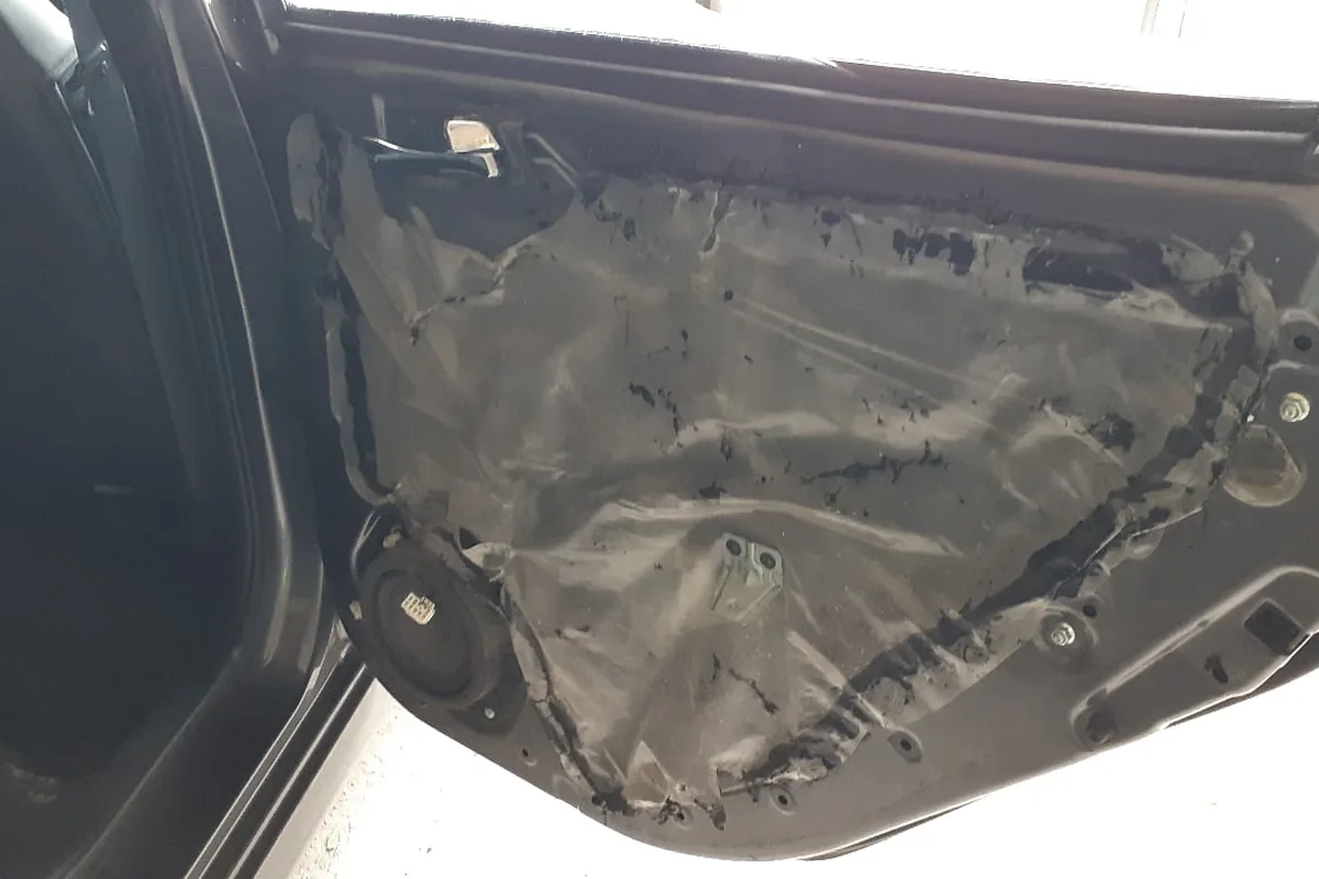 Задняя дверь Hyundai Solaris со снятой картой