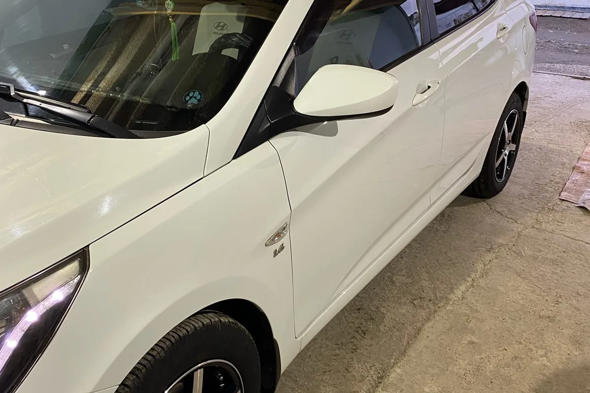 Hyundai Solaris 1 в гараже, стук двигателя на холодную