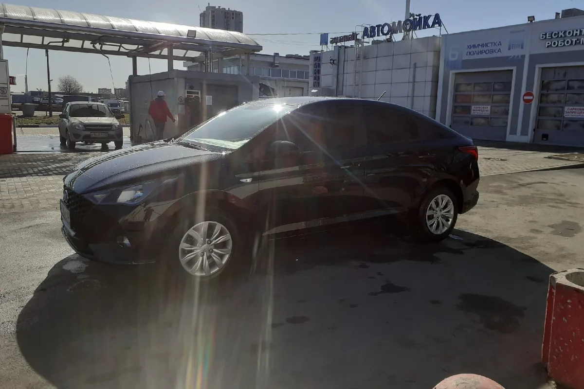 Hyundai Solaris 2 2021 года у мойки