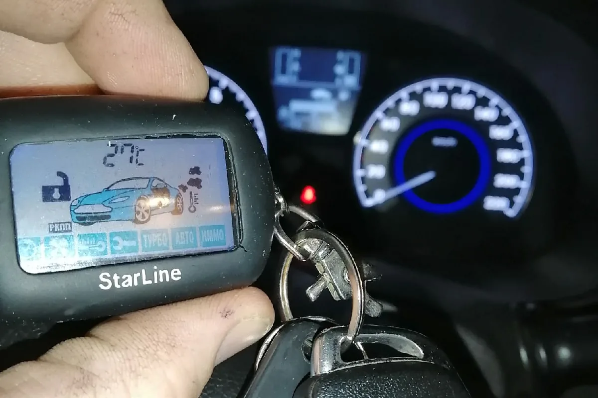 Брелок сигнализации на фоне приборки Hyundai Solaris 1