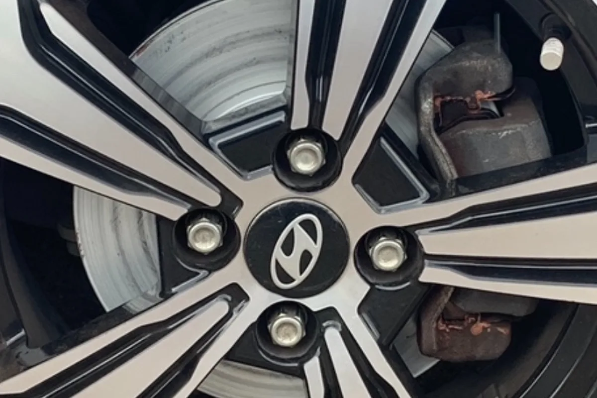 Колесо Hyundai Solaris с видом на тормозной диск и суппорт
