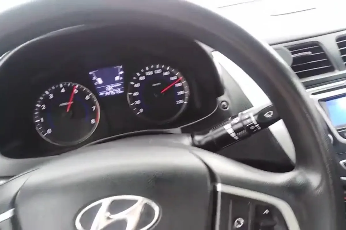 Руль и приборка Hyundai Solaris 1 в движении