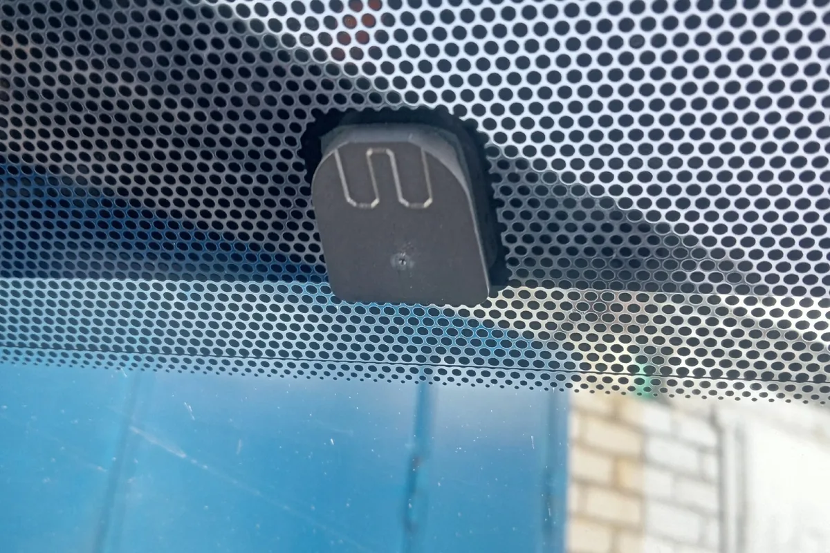 Площадка салонного зеркала на лобовом стекле Hyundai Solaris 1