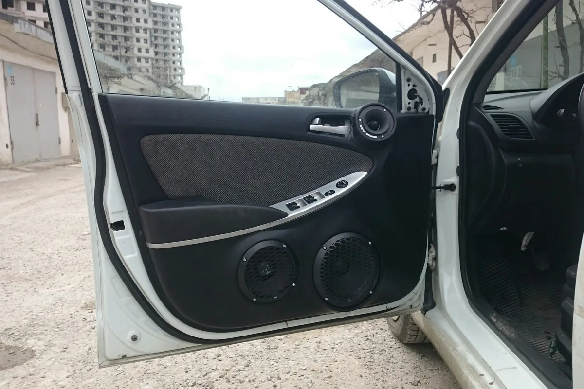 Подиумы под динамики в двери Hyundai Solaris 1