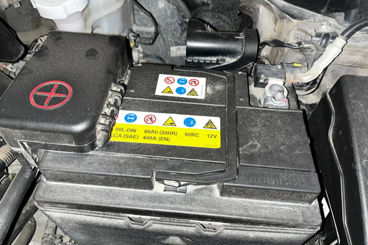 Родной аккумулятор 60 А·ч под капотом Kia Ceed