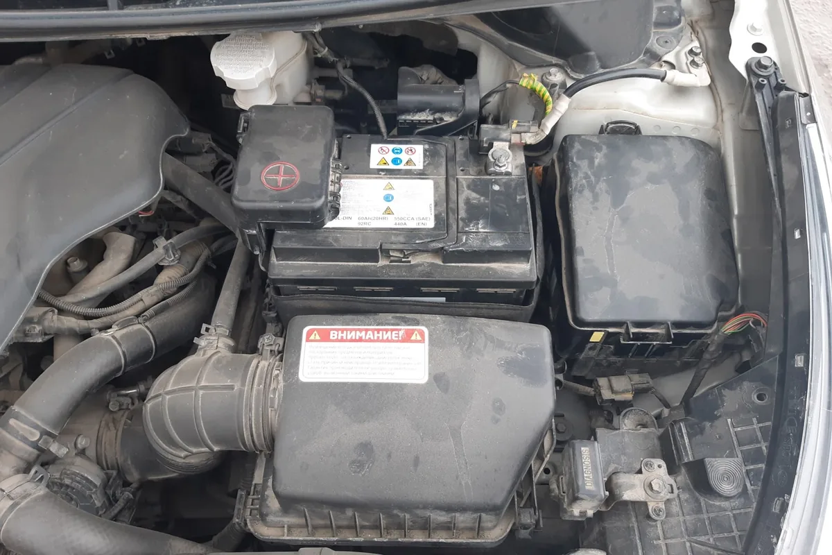 Моторный отсек Kia Ceed с аккумулятором и воздушным фильтром