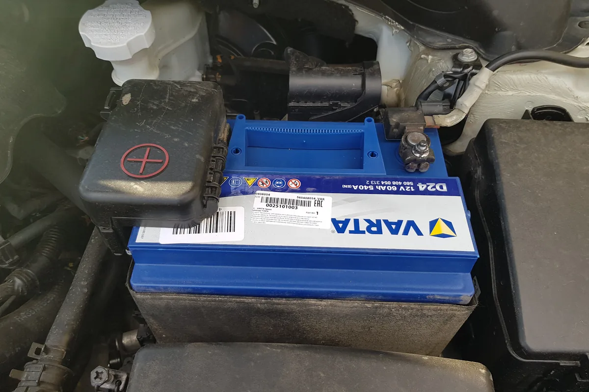 Новый аккумулятор Varta на штатном месте в Kia Ceed