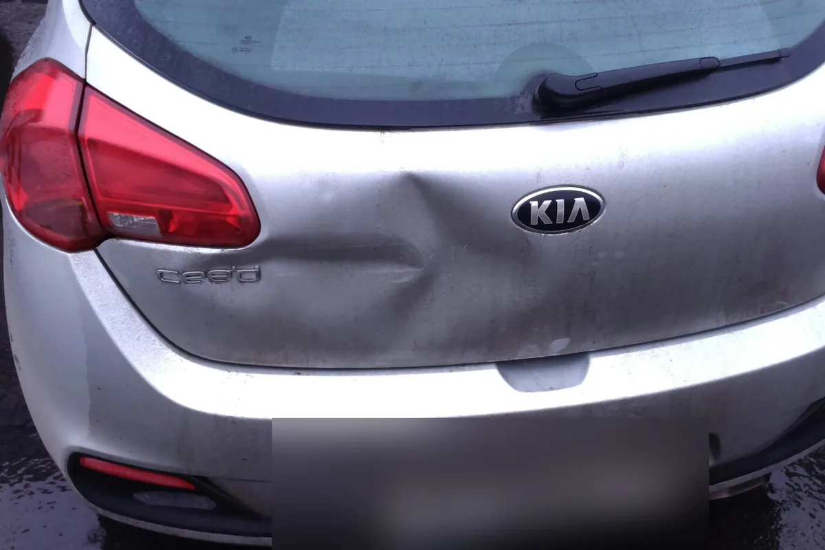 Вмятина на крышке багажника Kia Ceed JD