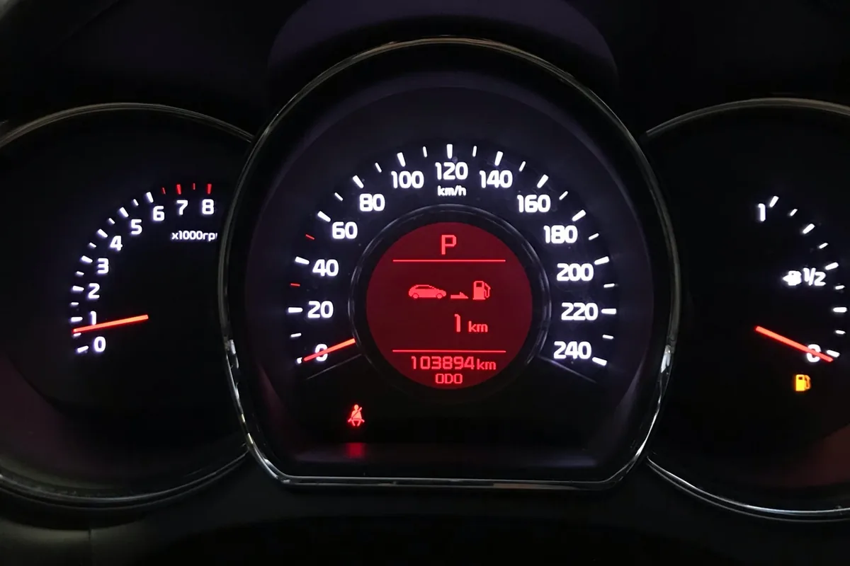 Запас хода 1 км на приборке Kia Ceed JD