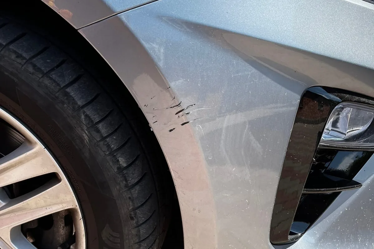 Царапины на переднем бампере Kia Ceed CD у колеса