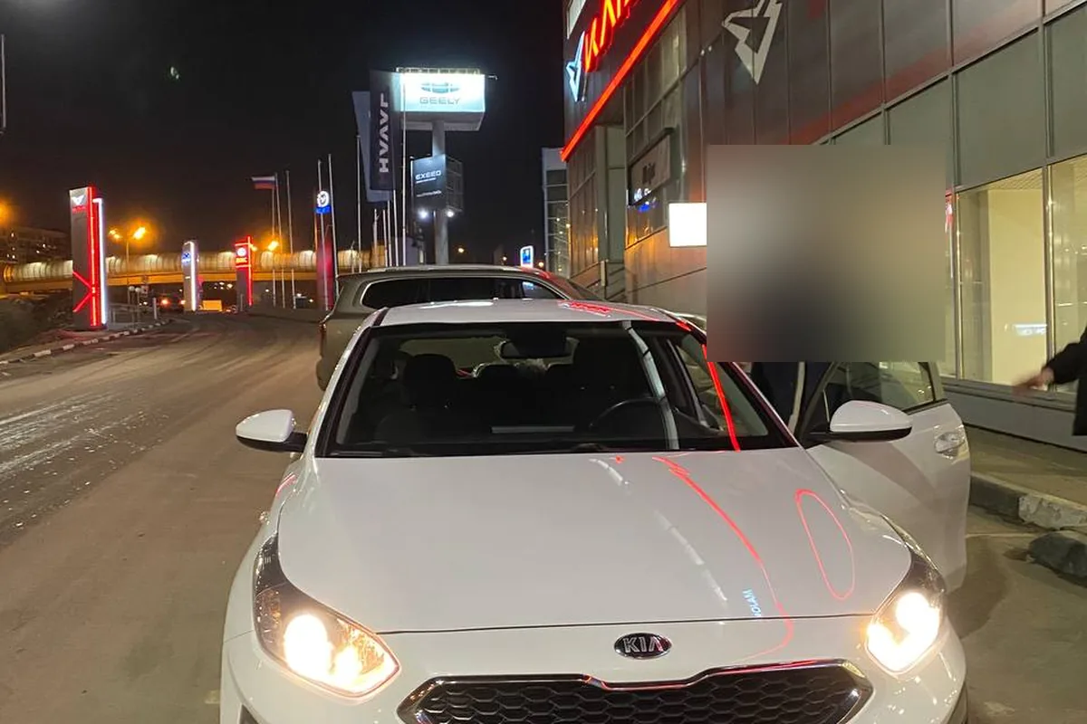 Kia Ceed CD с белым ближним светом и жёлтыми боковыми огнями
