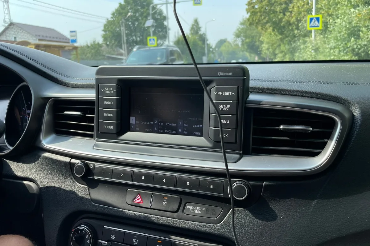 Штатная монохромная магнитола Kia Ceed CD