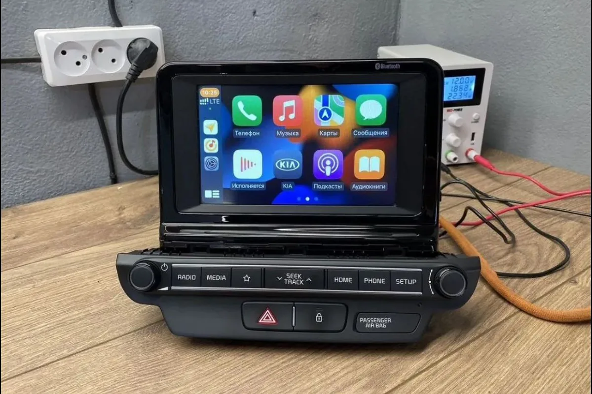 Штатная 7-дюймовая магнитола Kia Ceed CD с CarPlay на столе