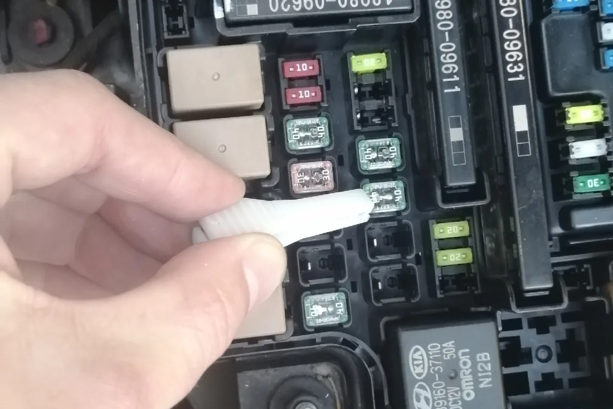 Предохранители в подкапотном блоке Kia Ceed CD