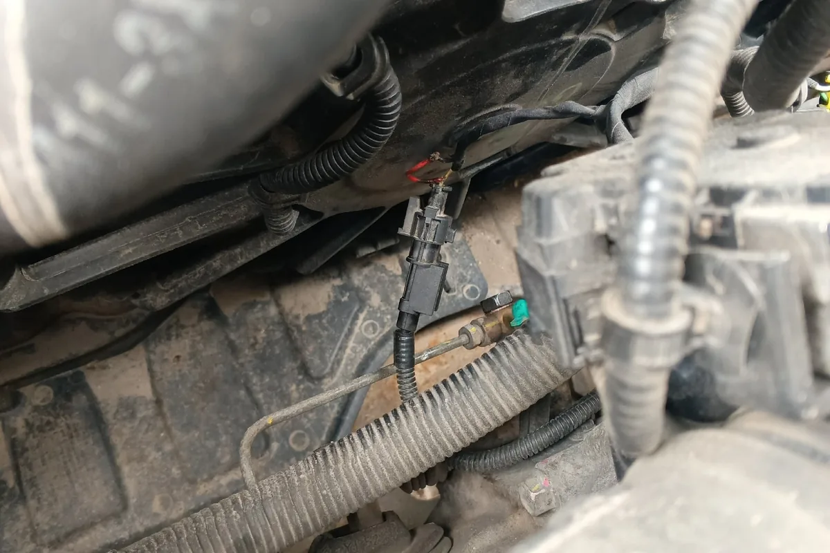 Проводка у разъёма датчика коленвала Kia Ceed JD