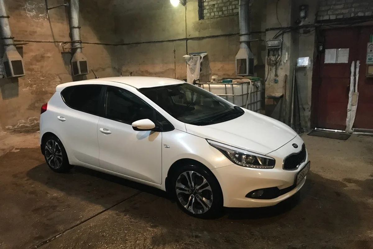Белый Kia Ceed JD 2015 года с мотором 1.4