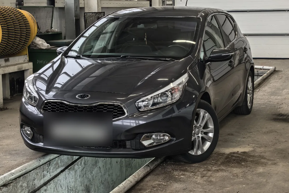 Kia Ceed JD хэтчбек 1.6 на эстакаде сервиса