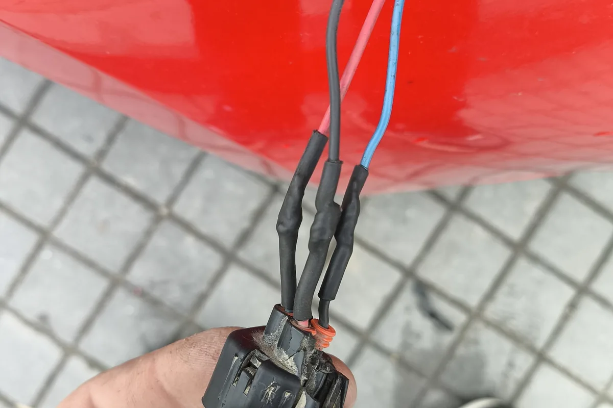 Разъём насоса омывателя Kia Ceed с переделанной проводкой