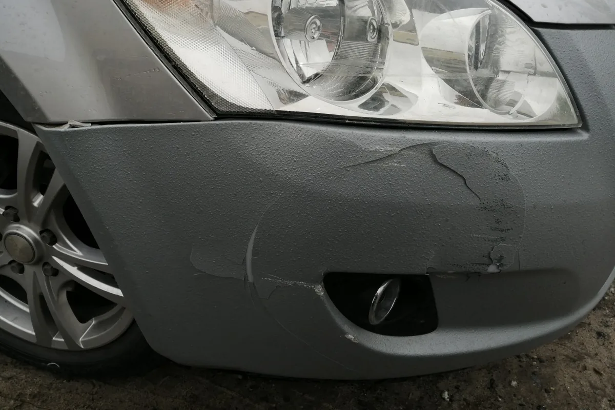 Фара и ободранный бампер Kia Ceed ED 2009 года после удара