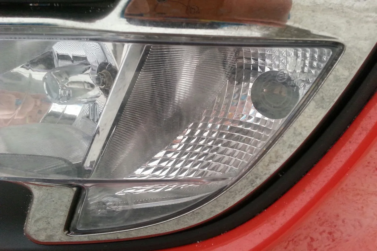 Фара Kia Ceed ED с плохо защёлкнутой лампой