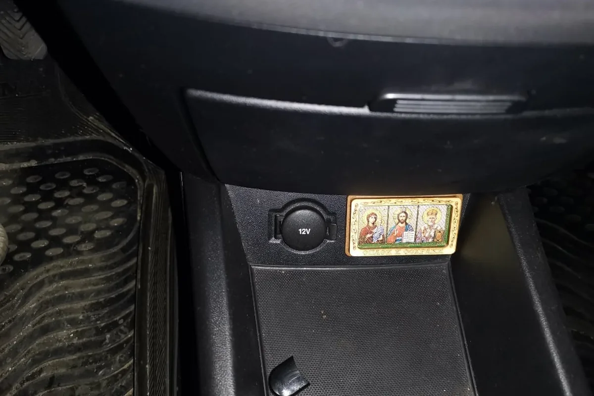 Розетка 12 В в центральной консоли Kia Ceed ED