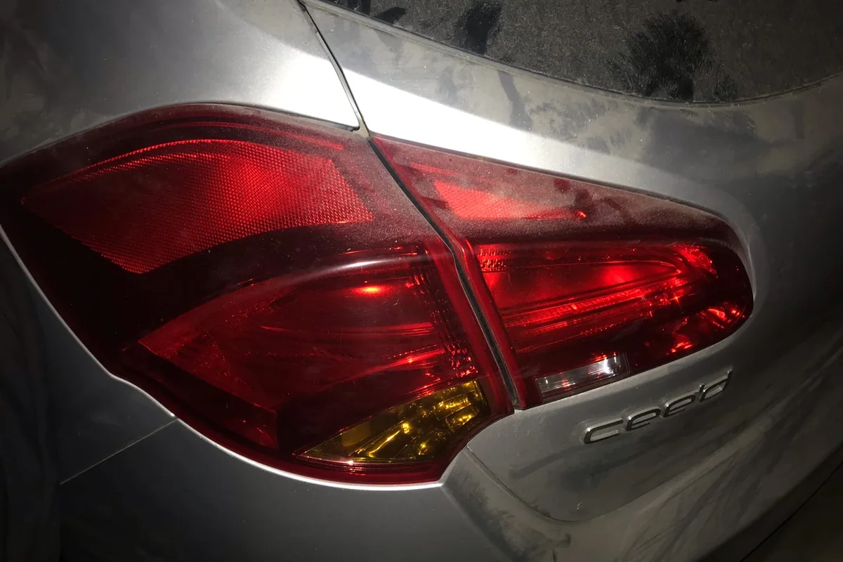 Галогенный задний фонарь Kia Ceed JD хэтчбек