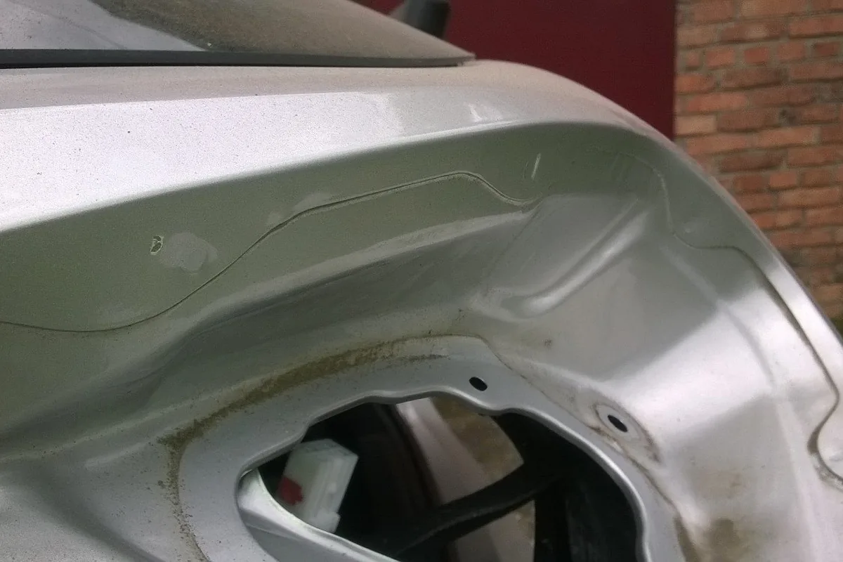 Коррозия под фонарём крышки багажника Kia Ceed