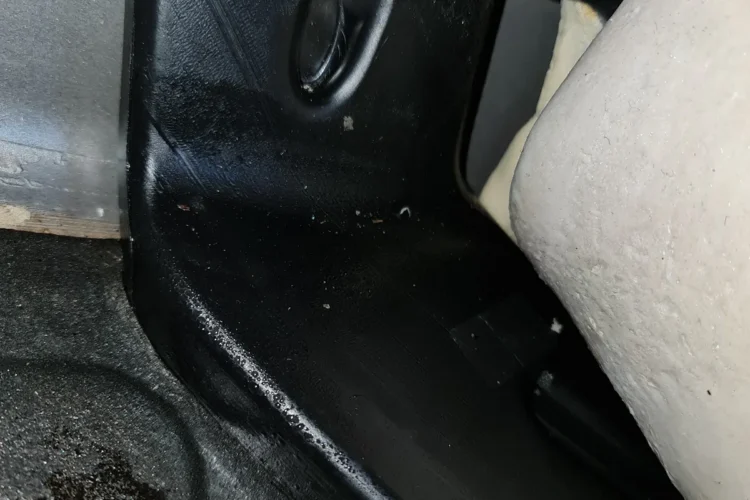 Мокрый пол у тоннеля в салоне Kia Ceed