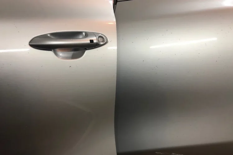Сколы краски возле ручки двери Kia Ceed