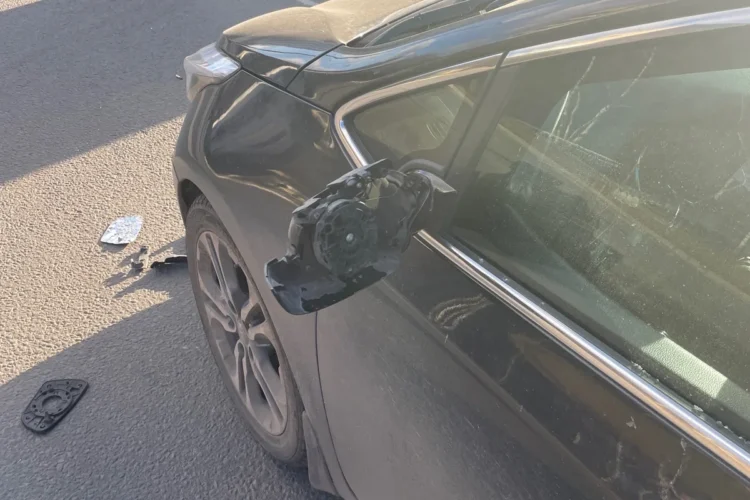 Снесённое левое зеркало Kia Ceed