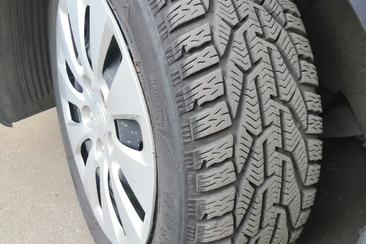 Шипованное колесо на штампованном диске с колпаком Kia Ceed