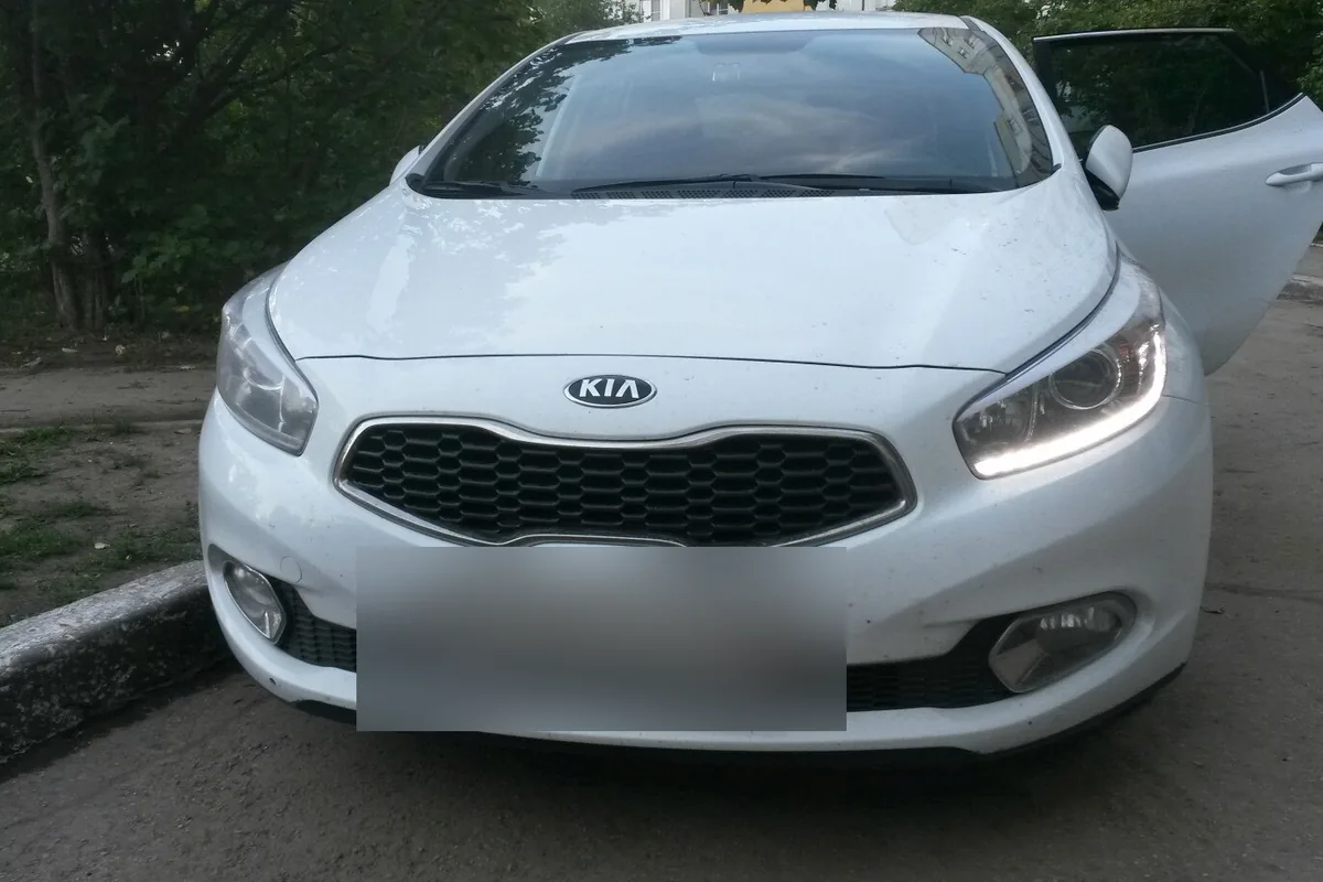 Белый Kia Ceed JD со светодиодными огнями в фарах