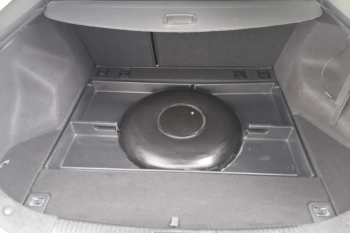 Газовый баллон 42 л в нише запаски Kia Ceed JD SW