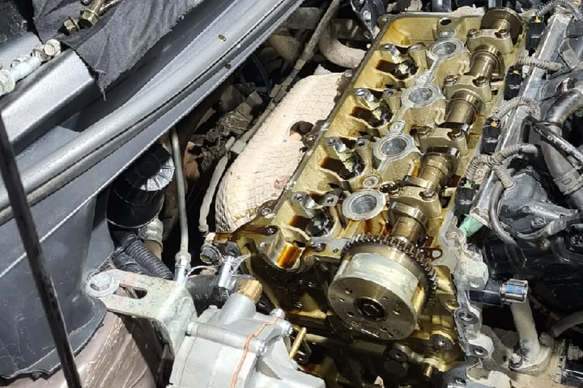 Головка блока Kia Ceed со снятым распредвалом при замене цепи ГРМ
