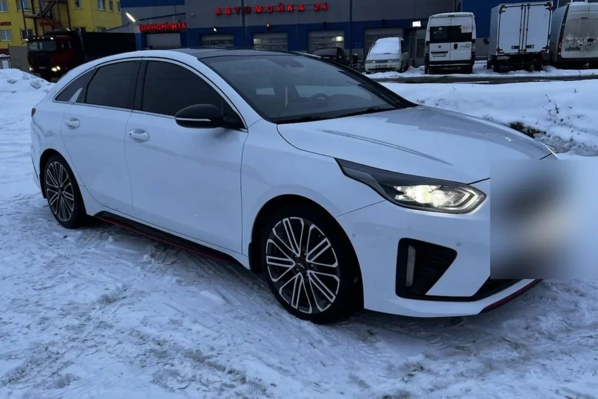 Белый Kia ProCeed GT CD в кузове шутинг-брейк зимой