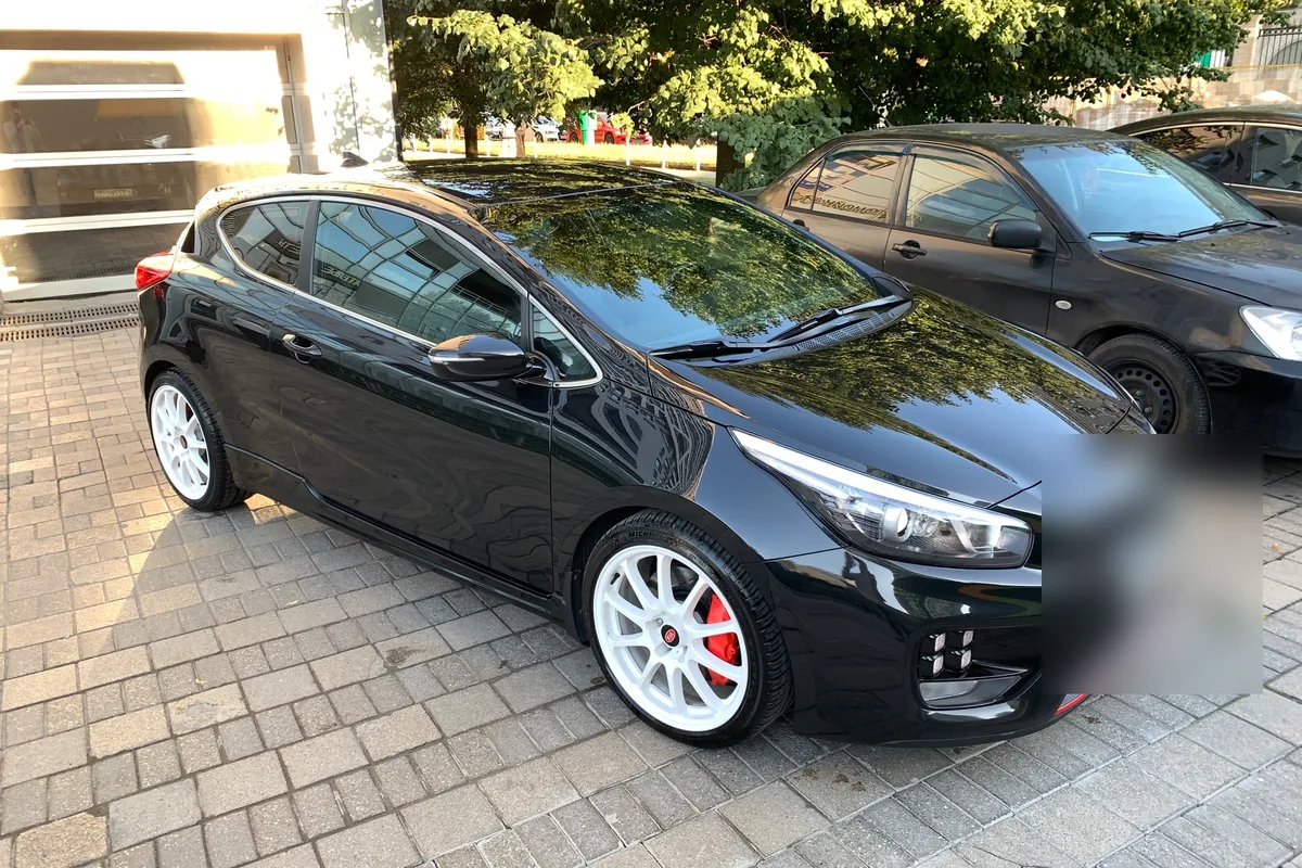 Чёрный Kia Ceed GT JD на белых дисках с красными суппортами