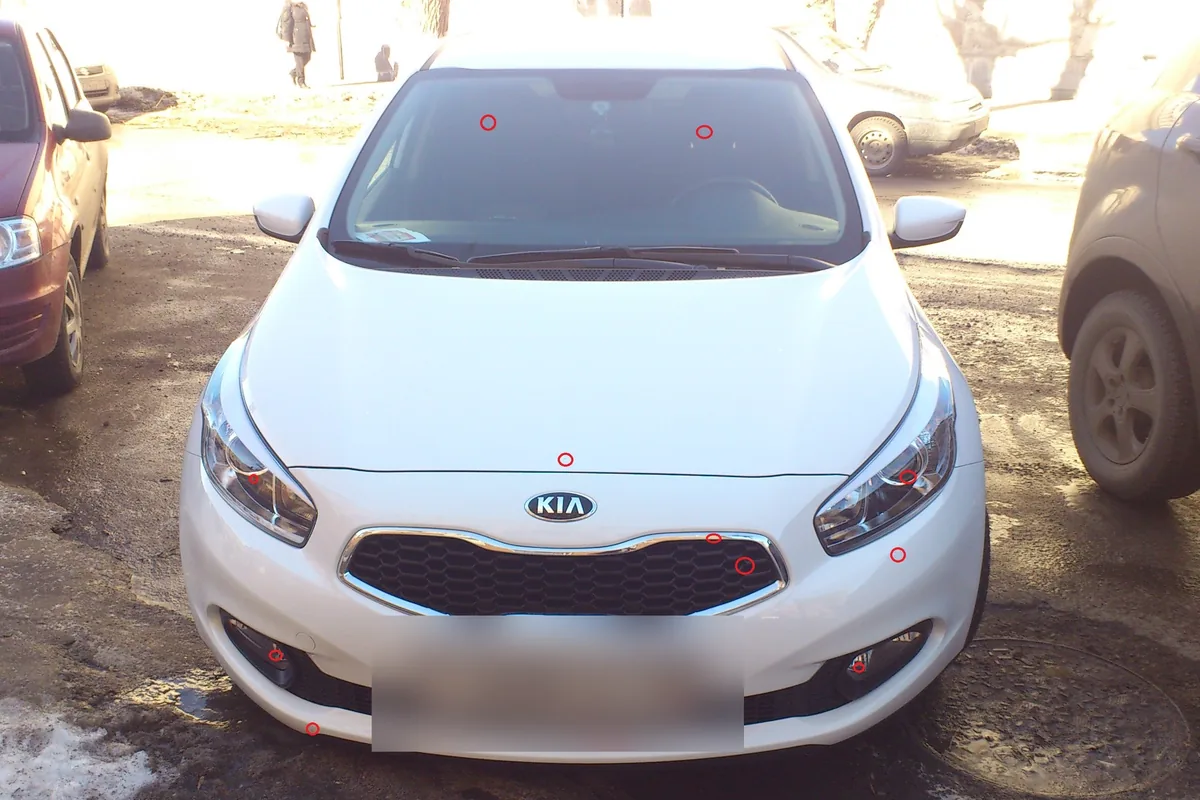 Kia Ceed JD спереди с отмеченными сколами на фарах и бампере