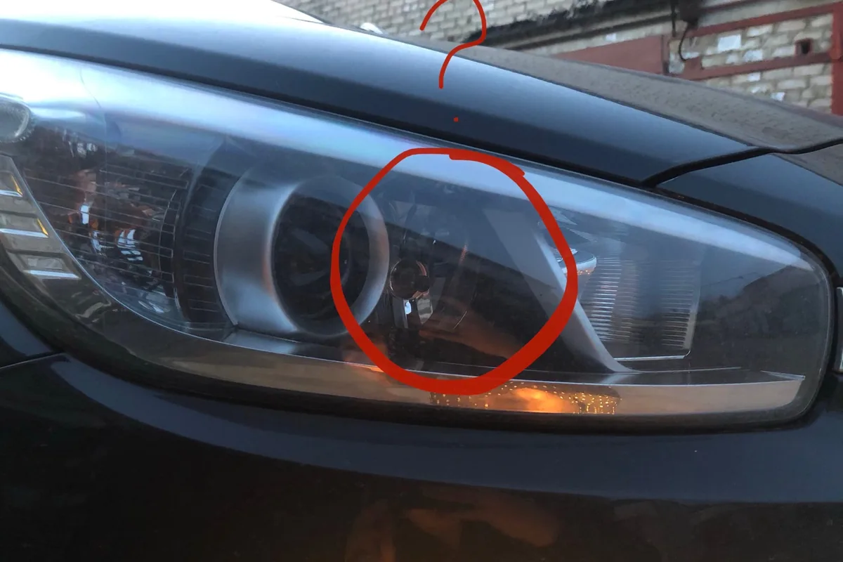 Фара Kia ProCeed JD с отмеченной лампой подсветки поворота