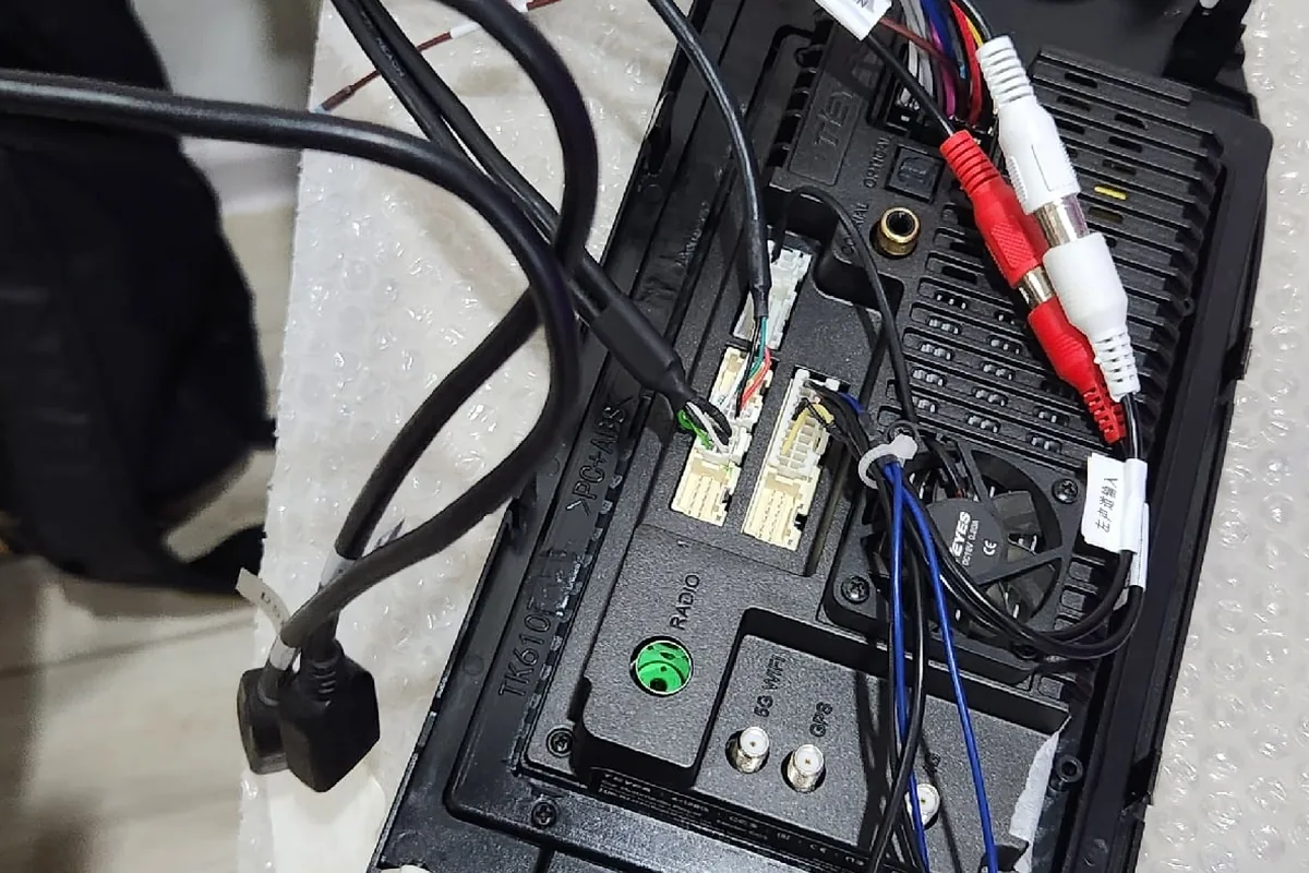 Магнитола Teyes CC3 в рамке перед установкой в Kia Ceed JD