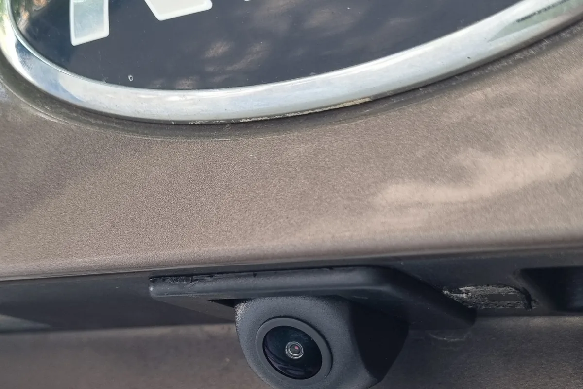 Камера заднего вида над номером Kia Ceed JD