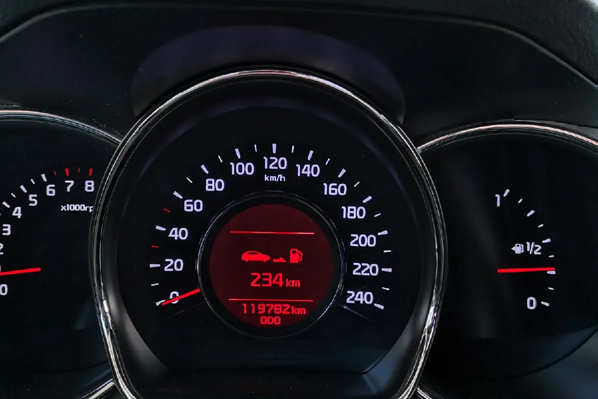 Приборная панель Kia Ceed после установки обманки катализатора
