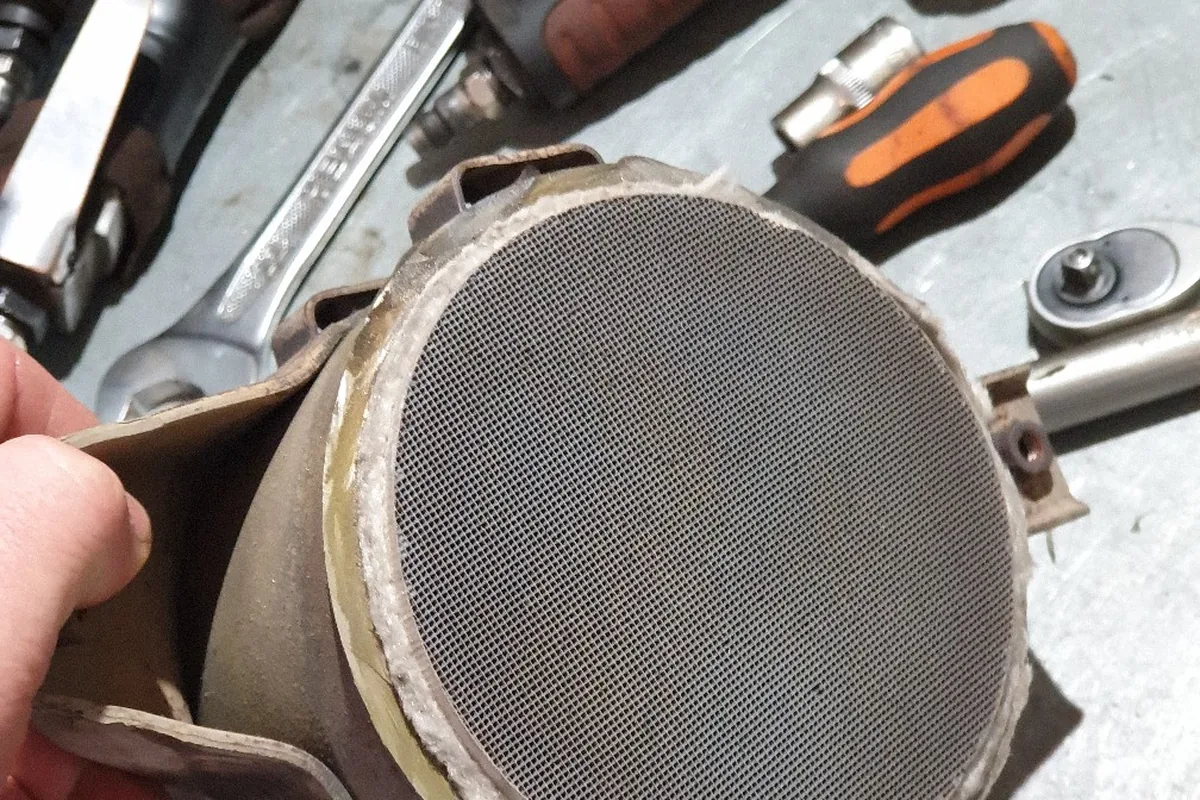 Снятый катализатор Kia Ceed с керамическими сотами