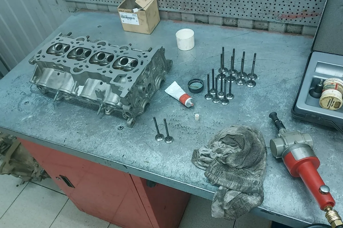 Разобранная ГБЦ Kia Ceed JD и снятые клапаны на верстаке